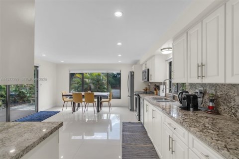 House in Miami, Florida 3 bedrooms, 117.8 sq.m. № 2041926 - photo 10