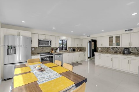 House in Miami, Florida 3 bedrooms, 117.8 sq.m. № 2041926 - photo 14