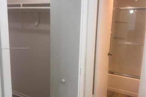 Condominio en venta en Miami, Florida, 1 dormitorio, 63.92 m2 № 1772430 - foto 26