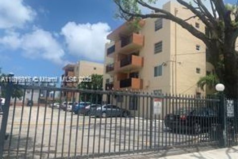 Condominio en venta en Miami, Florida, 1 dormitorio, 63.92 m2 № 1772430 - foto 1