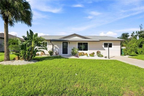 House in Port Charlotte, Florida 3 bedrooms, 118.17 sq.m. № 2291576