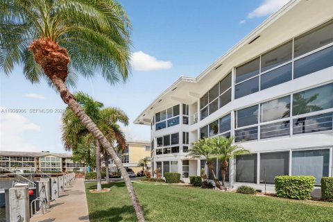 Condo in Fort Lauderdale, Florida, 2 bedrooms  № 2067466 - photo 2