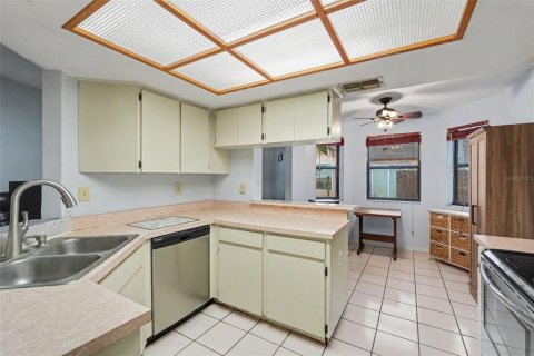 House in New Port Richey, Florida 2 bedrooms, 149.94 sq.m. № 2157796 - photo 14