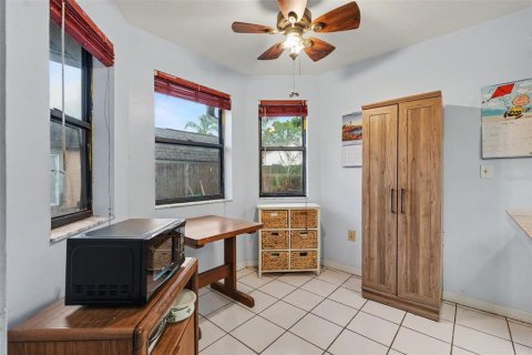 House in New Port Richey, Florida 2 bedrooms, 149.94 sq.m. № 2157796 - photo 11