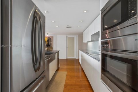 Condo in Miami, Florida, 2 bedrooms  № 2032891 - photo 18
