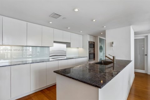 Condo in Miami, Florida, 2 bedrooms  № 2032891 - photo 12
