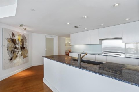 Condo in Miami, Florida, 2 bedrooms  № 2032891 - photo 13