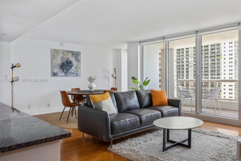 Condo in Miami, Florida, 2 bedrooms  № 2032891 - photo 11