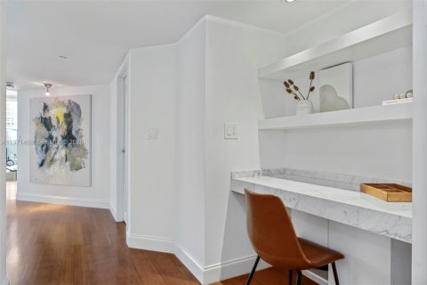 Condo in Miami, Florida, 2 bedrooms  № 2032891 - photo 9