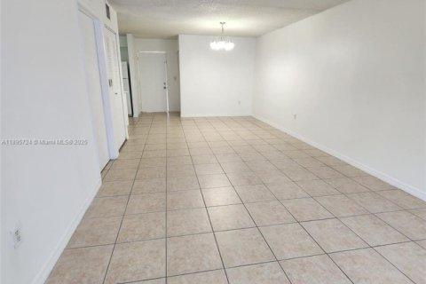 Condo in Hialeah, Florida, 1 bedroom  № 1949773 - photo 6