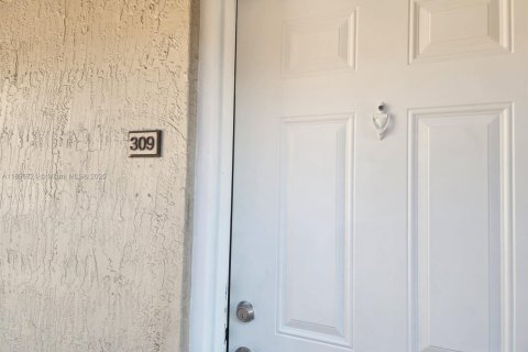 Condo in Hialeah, Florida, 1 bedroom  № 1949773 - photo 2
