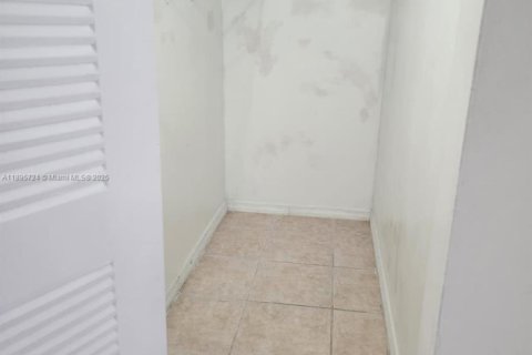 Condo in Hialeah, Florida, 1 bedroom  № 1949773 - photo 11