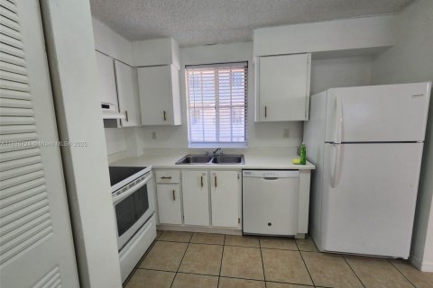 Condo in Hialeah, Florida, 1 bedroom  № 1949773 - photo 4
