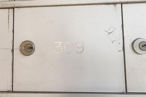 Condo in Hialeah, Florida, 1 bedroom  № 1949773 - photo 14