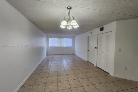 Condo in Hialeah, Florida, 1 bedroom  № 1949773 - photo 7