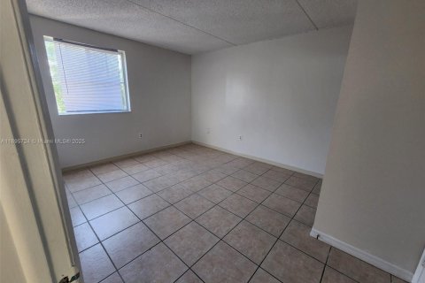 Condo in Hialeah, Florida, 1 bedroom  № 1949773 - photo 8