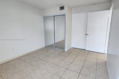 Condo in Hialeah, Florida, 1 bedroom  № 1949773 - photo 10