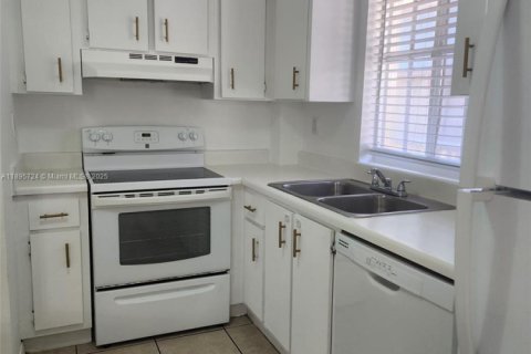 Condo in Hialeah, Florida, 1 bedroom  № 1949773 - photo 3