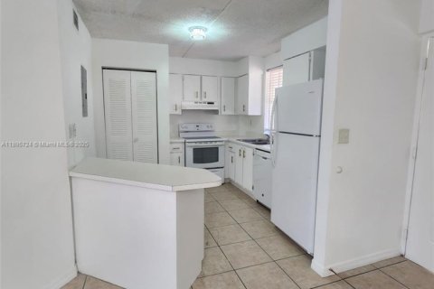 Condo in Hialeah, Florida, 1 bedroom  № 1949773 - photo 5