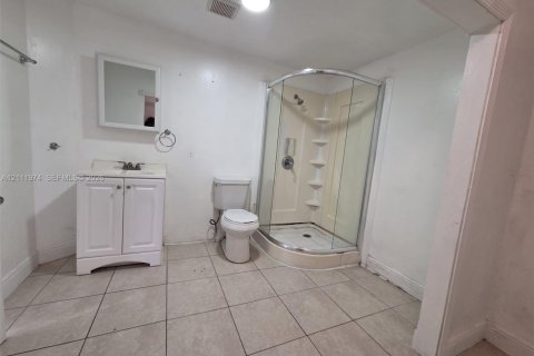 Villa ou maison à louer à Miami, Floride: 2 chambres, 124.02 m2 № 2432926 - photo 14
