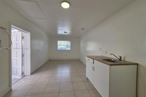 Villa ou maison à louer à Miami, Floride: 2 chambres, 124.02 m2 № 2432926 - photo 12