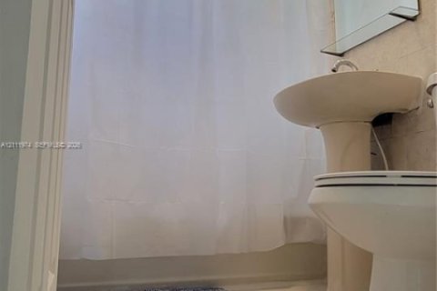 Villa ou maison à louer à Miami, Floride: 2 chambres, 124.02 m2 № 2432926 - photo 9