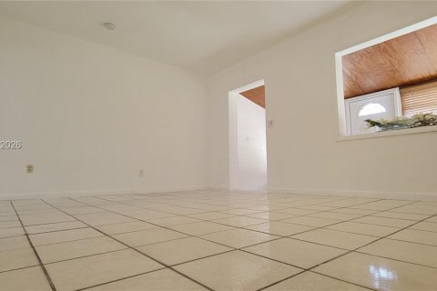 Villa ou maison à louer à Miami, Floride: 2 chambres, 124.02 m2 № 2432926 - photo 4