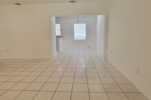 Villa ou maison à louer à Miami, Floride: 2 chambres, 124.02 m2 № 2432926 - photo 5