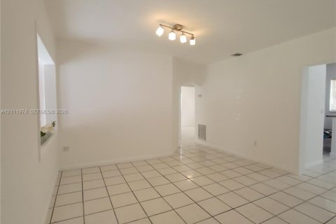 Villa ou maison à louer à Miami, Floride: 2 chambres, 124.02 m2 № 2432926 - photo 8