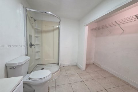 Villa ou maison à louer à Miami, Floride: 2 chambres, 124.02 m2 № 2432926 - photo 13