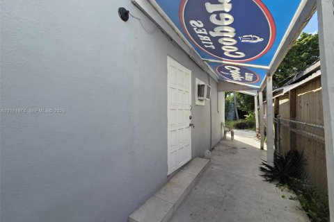 Villa ou maison à louer à Miami, Floride: 2 chambres, 124.02 m2 № 2432926 - photo 10