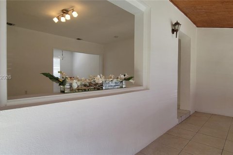 Villa ou maison à louer à Miami, Floride: 2 chambres, 124.02 m2 № 2432926 - photo 3