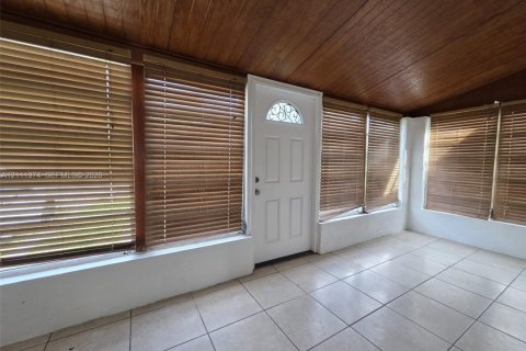 Villa ou maison à louer à Miami, Floride: 2 chambres, 124.02 m2 № 2432926 - photo 2