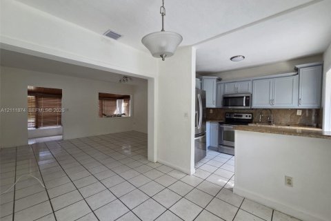 Villa ou maison à louer à Miami, Floride: 2 chambres, 124.02 m2 № 2432926 - photo 6