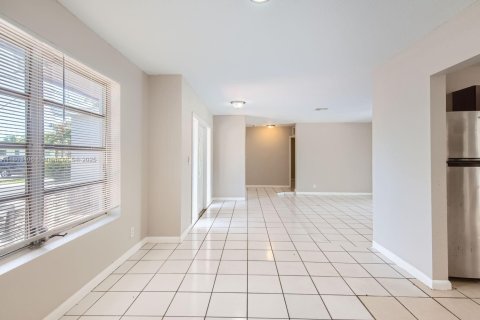 House in Lauderdale Lakes, Florida 4 bedrooms, 171.5 sq.m. № 1689341 - photo 3