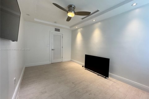 Casa en alquiler en Miami Beach, Florida, 1 dormitorio, 60.39 m2 № 1950433 - foto 9