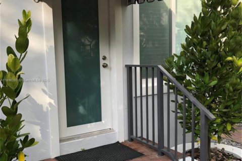 Casa en alquiler en Miami Beach, Florida, 1 dormitorio, 60.39 m2 № 1950433 - foto 2