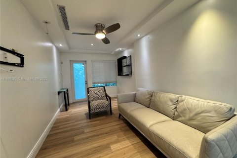 Casa en alquiler en Miami Beach, Florida, 1 dormitorio, 60.39 m2 № 1950433 - foto 7