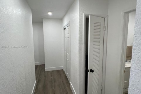 House in West Park, Florida 4 bedrooms, 149.76 sq.m. № 1981353 - photo 18