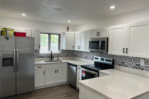 House in West Park, Florida 4 bedrooms, 149.76 sq.m. № 1981353 - photo 12