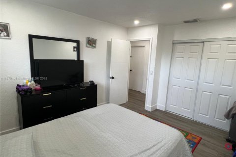 House in West Park, Florida 4 bedrooms, 149.76 sq.m. № 1981353 - photo 28