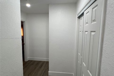 House in West Park, Florida 4 bedrooms, 149.76 sq.m. № 1981353 - photo 20