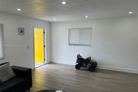 House in West Park, Florida 4 bedrooms, 149.76 sq.m. № 1981353 - photo 8