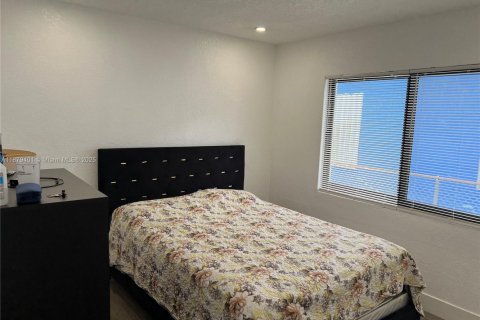 House in West Park, Florida 4 bedrooms, 149.76 sq.m. № 1981353 - photo 15