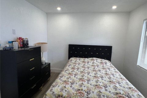 House in West Park, Florida 4 bedrooms, 149.76 sq.m. № 1981353 - photo 16