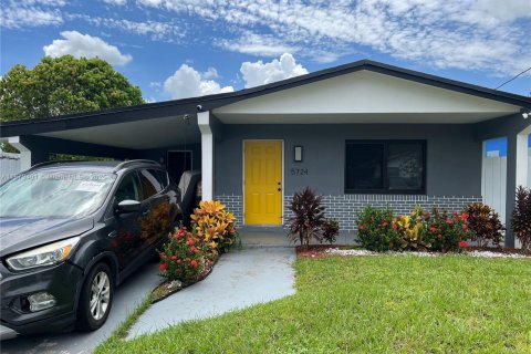 House in West Park, Florida 4 bedrooms, 149.76 sq.m. № 1981353 - photo 4