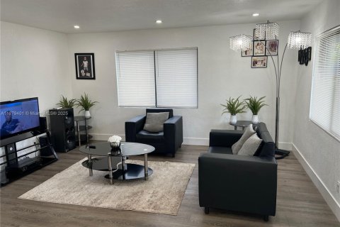 House in West Park, Florida 4 bedrooms, 149.76 sq.m. № 1981353 - photo 7