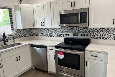 House in West Park, Florida 4 bedrooms, 149.76 sq.m. № 1981353 - photo 14