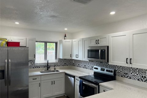 House in West Park, Florida 4 bedrooms, 149.76 sq.m. № 1981353 - photo 11