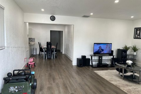 House in West Park, Florida 4 bedrooms, 149.76 sq.m. № 1981353 - photo 6